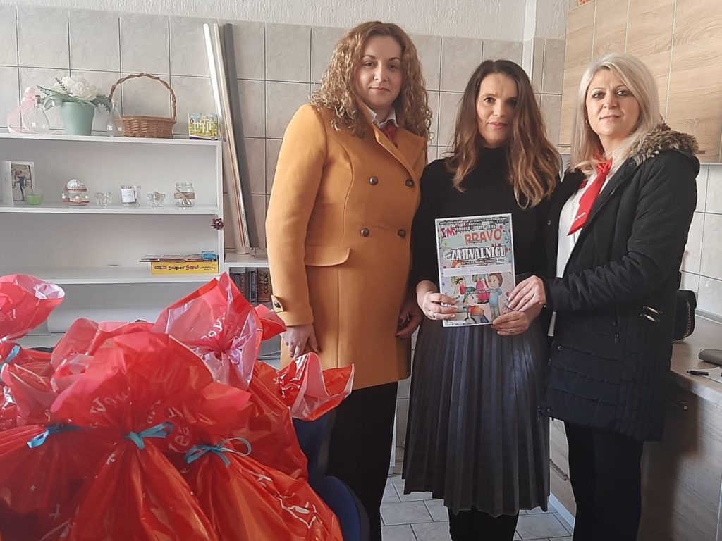 Zaposlenici Addiko banke poklanjaju paketiće mališanima u Jajcu i Travniku